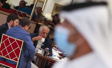 خليل زاد في قطر لحث طالبان على العودة الى المفاوضات