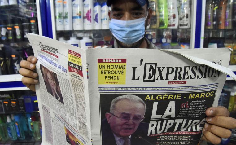 جزائري يتصفح جريدة عن اخبار قطع العلاقات بين الجزائر والمغرب
