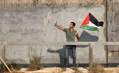 فلسطيني يلتقط صورة سيلفي