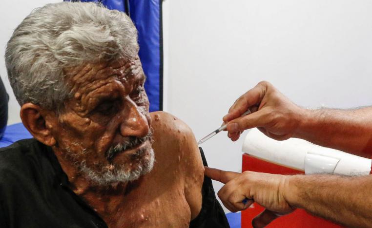 عراقي يتلقى لقاحا صينيا مضادا لكوفيد