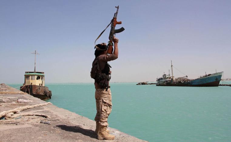 محاولة الحوثيين استهداف الميناء بزورق مفخخ فشلت فلجأوا إلى الطائرات المسيرة