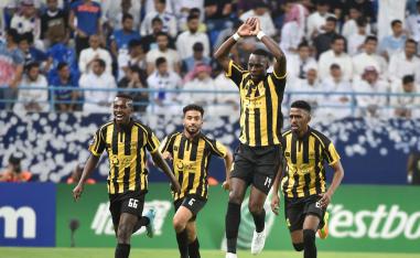 لاعبو الاتحاد يحتفلون بعد تسجيل هدف في شباك الهلال في ربع النهائي القاري 