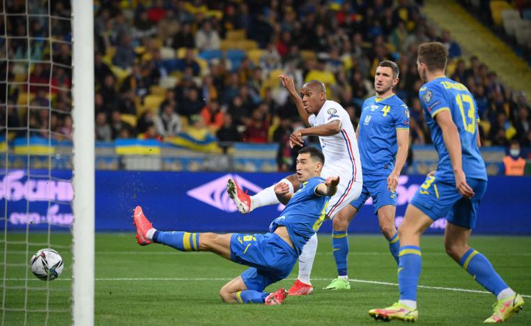 بطل العالم يعاني من اهتزاز دفاعه