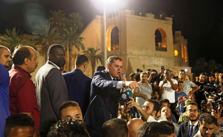 حكومة الدبيبة عالقة في مأزق سياسي بعد سحب البرلمان الثقة منها