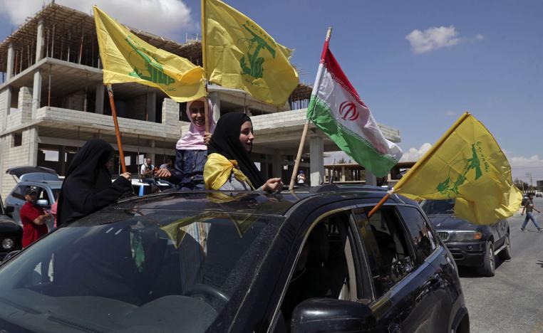 ناشطون من حزب الله يستقبلون شاحنات نقل لمازوت إيراني يدخل عن طريق سوريا