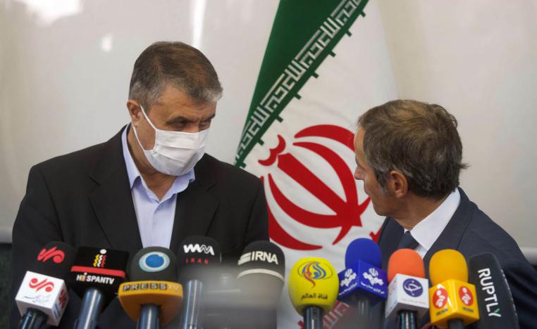 مدير عام الوكالة الدولية للطاقة الذرية رافائيل غروزي ومحمد اسلامي رئيس هيئة الطاقة الذرية الإيرانية في مؤتمر صحفي في طهران