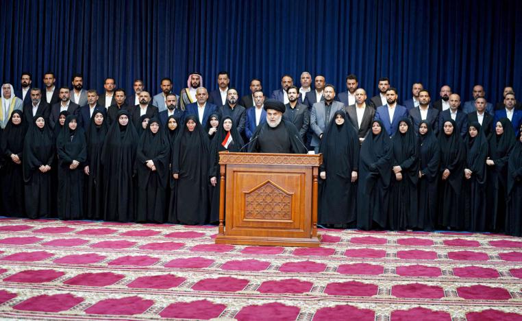 مقتدى الصدر وسط قيادات من تياره في النجف