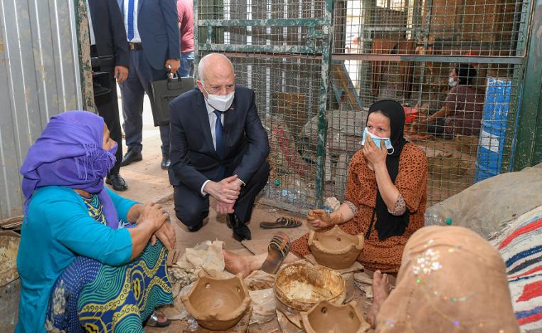 الرئيس التونسي يخوض معاركه السياسية مسنودا بحزام شعبي لا سياسي