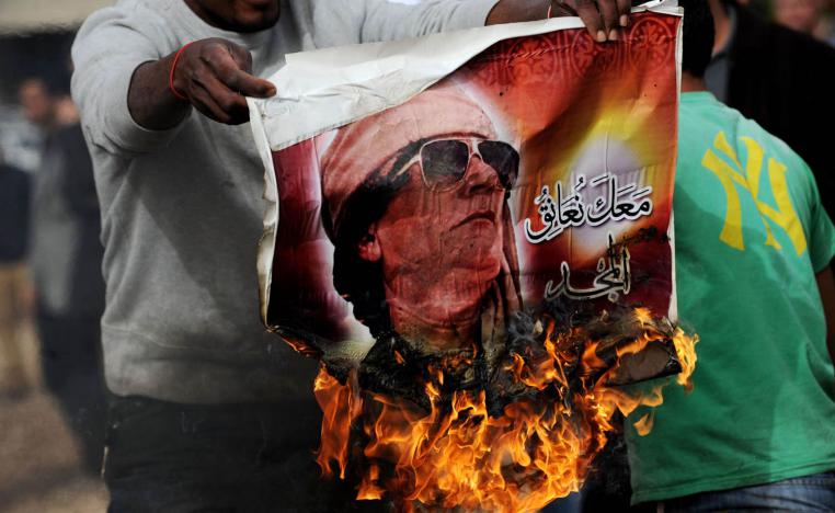 ليبي يحرق صورة للقذافي في بنغازي