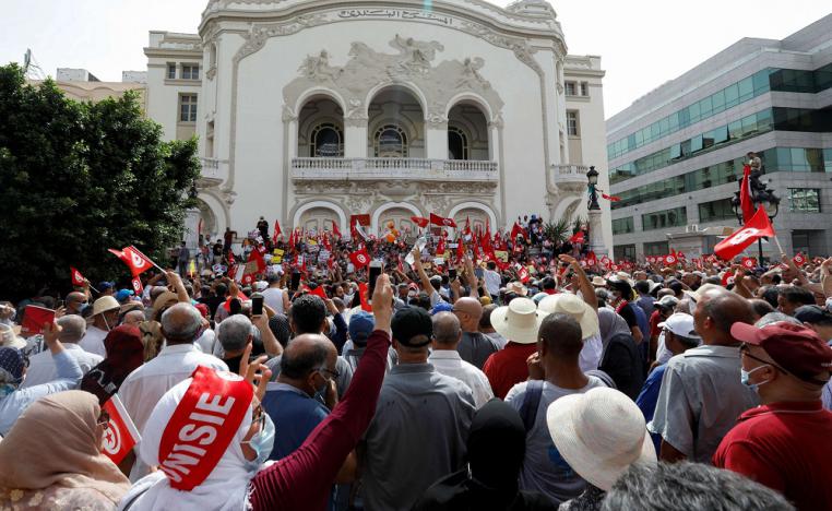 الرئيس التونسي لا يلتفت لتحركات خصومه 