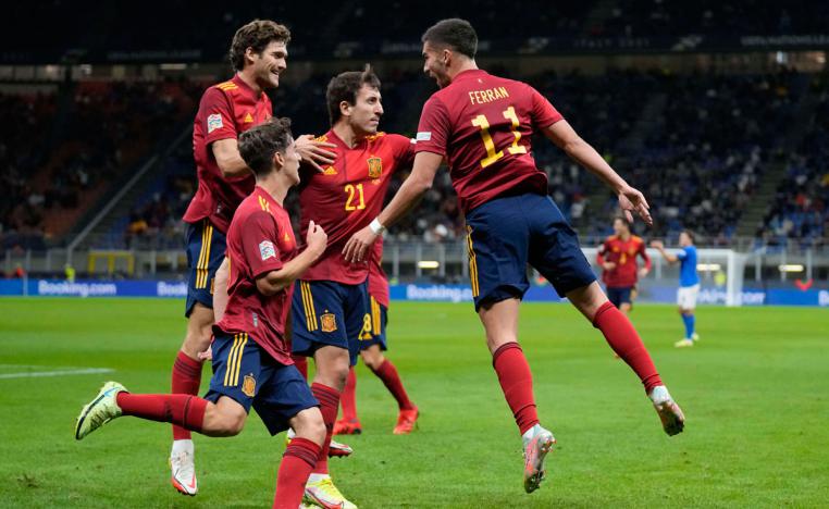 منتخب 'لا روخا' بتشكيلة تجمع بين الخبرة والشباب تصطدم بطموح 'الديوك'