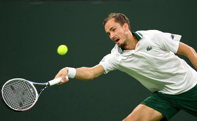 لاعب التنس الروسي يضرب موعدا في الدور الثالث مع الصربي فيليب كرايينوفينتش