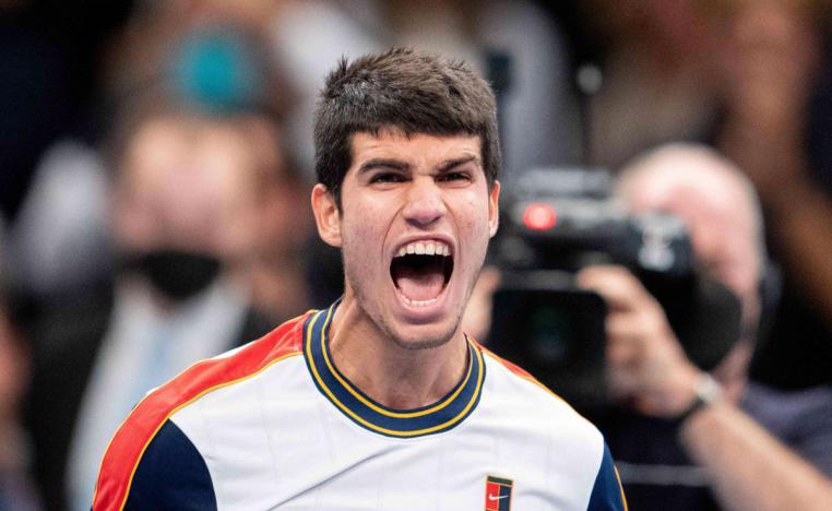 لاعب التنس الشاب يحافظ على رباطة جأشه حتى النهاية