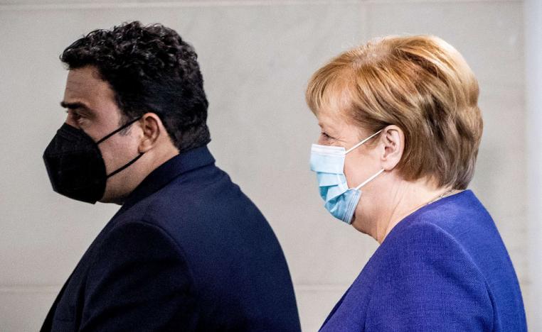 المستشارة الألمانية المنتهية ولايتها آنغيلا ميركل مع رئيس المجلس الرئاسي الليبي محمد المنفي