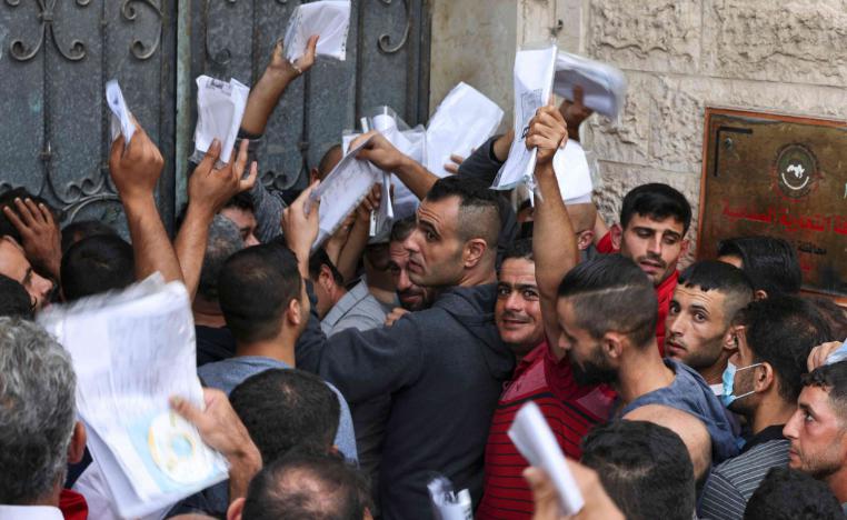 فلسطينيون من غزة يتزاحمون على تقديم طلبات للعمل في إسرائيل