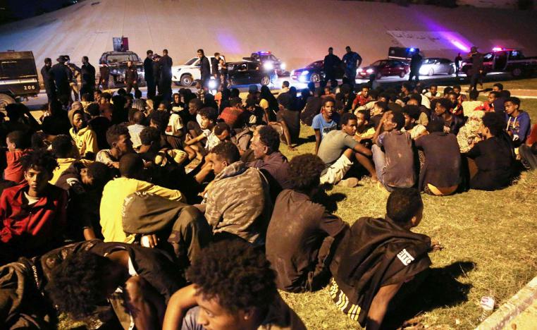 قوات الأمن الليبية تطوق مئات المهاجرين بعد فوضى وفرار من مركز الاحتجاز بطرابلس