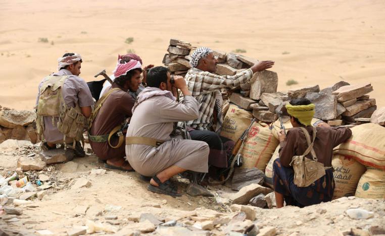 أفراد في قوة قبلية من مأرب في نقطة تماس مع الحوثيين
