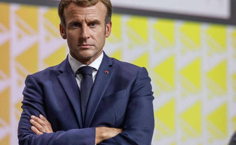 وزن اليمين المتطرف وحساسية العائدين من الجزائر  يؤثران في قرار ماكرون