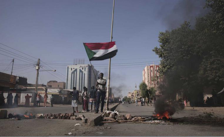الدخان الأسود مازال متصاعدا في السودان ولا مؤشرات على تحوله للأبيض قريبا