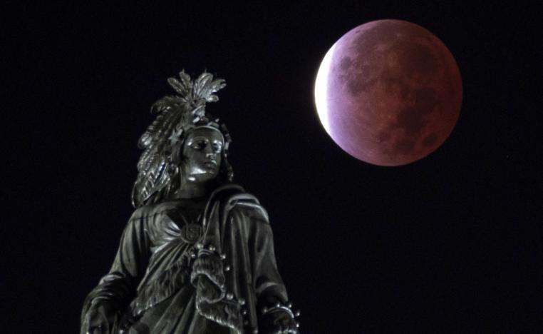 القمر الاحمر