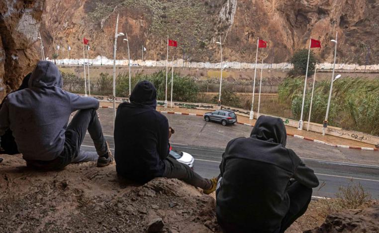 مغاربة على الجانب المغربي من الحدود المغربية الجزائرية