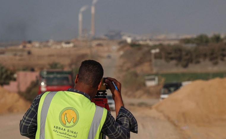 مساح مصري يجري تقييسات لمشاريع مصرية في غزة