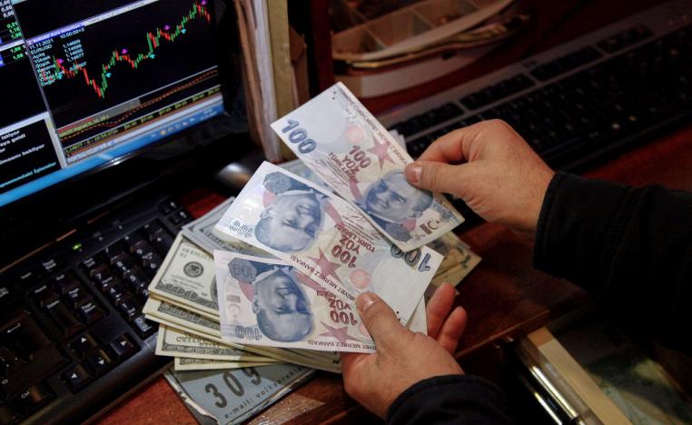 الليرة التركية تخسر نحو أربعة بالمئة من قيمتها في أحدث موجة انهيار
