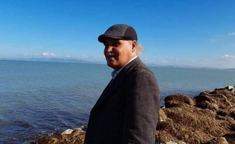 'طفل وقمر وغبار'