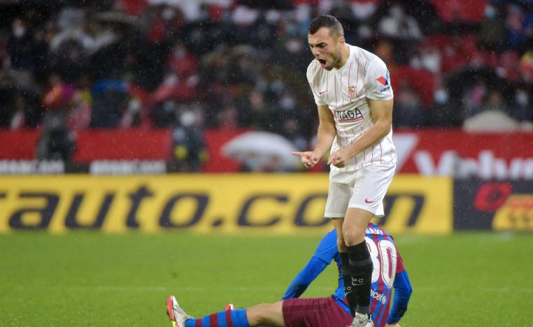 الفريق الكاتالوني بقيادة مدربه الجديد تشافي على نفس المسافة من فايكانو الرابع