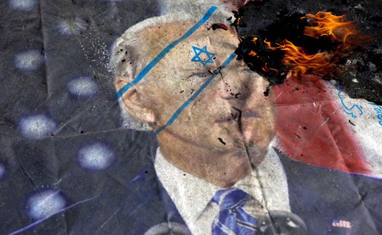 متظاهرون إيرانيون يحرقون صورة للرئيس الأميركي جو بايدن