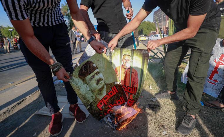 متظاهرون من الحشد الشعبي يحرقون صورا للكاظمي وقادة عسكريين عراقيين