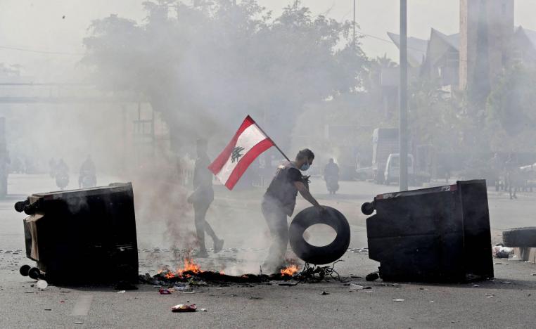 محتجون يقطعون الطريق في بيروت