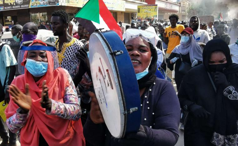  المتظاهرات السودانيات رفعن صور القتلى وشعارات تندد بالحكم العسكري