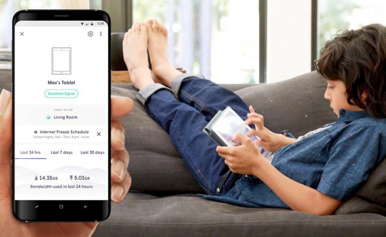 طفل يتصفح الانرنت