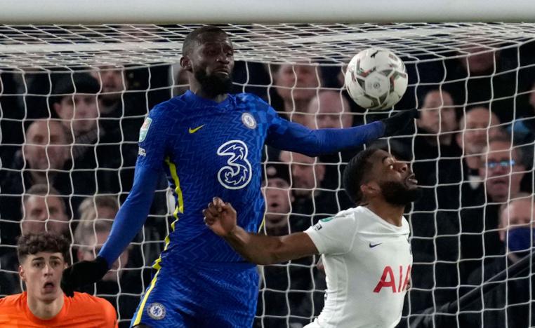 الفريق اللندني ينتزع التقدم وينعش حظوظه في بلوغ النهائي