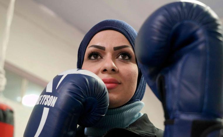 بشرى الحجار تناور بحركات رشيقة ومرنة داخل حلبة ملاكمة