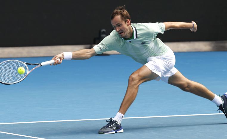 لاعب التنس الروسي لتكرار انجازه في استراليا ومعانقة اللقب