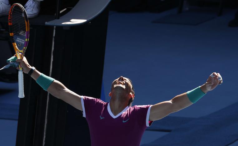 لاعب التنس الاسباني ينجو من كرات الفرنسي مانارينو الصعبة