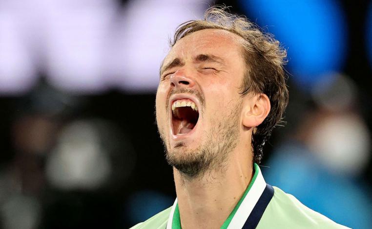 لاعب التنس الروسي على بعض مباراتين من اللقب