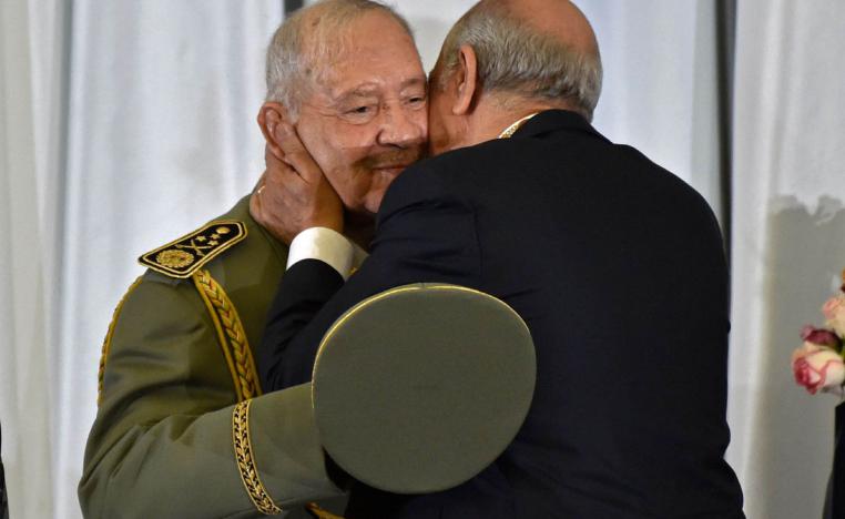 الرئيس الجزائري عبدالمجيد تبون يعانق قائد الجيش الراحل أحمد قايد صالح في مناسبة تنصيب الرئيس (2019)