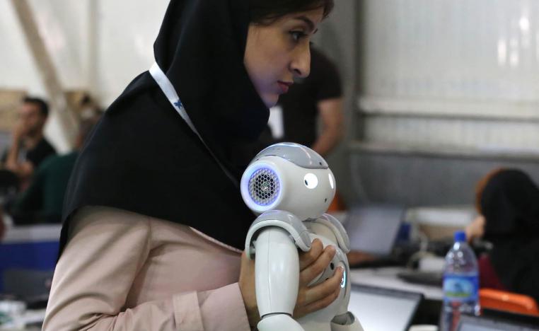 باحثة إيرانية من جامعة قزوين الإسلامية تستعد للمشاركة في سباق سنوي للروبوتات