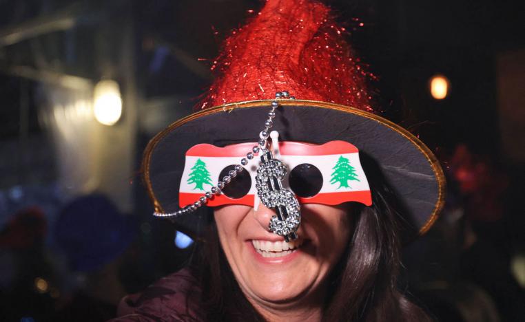 لبنانية تحتفل بالعام الجديد في حي الجميزة وسط بيروت