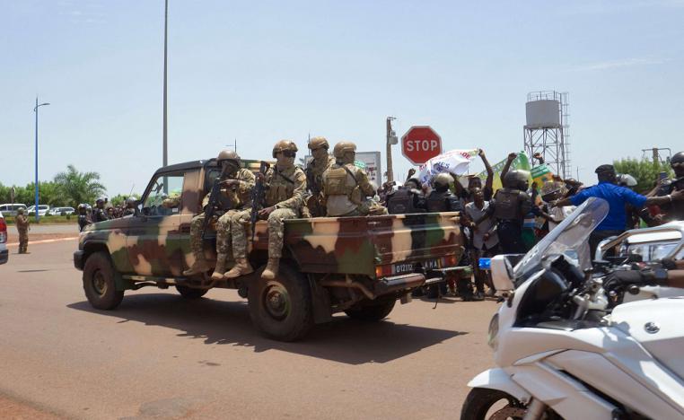 بين انقلاب وآخر يدفع الماليون ثمن الصراعات على السلطة