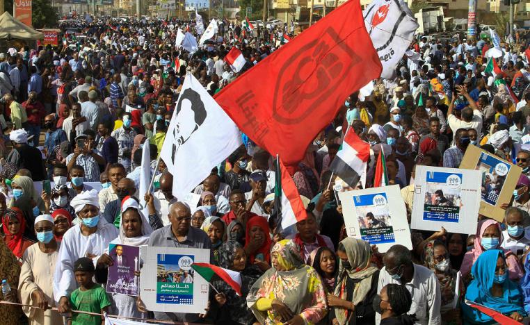 المتظاهرون في الخرطوم يحملون  الأعلام الوطنية مرددين شعارات مطالبة بالحكم المدني