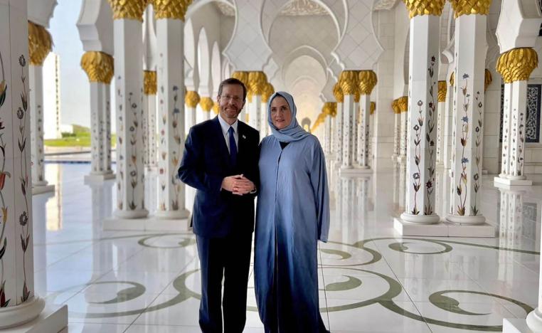 الرئيس الإسرائيلي اسحق هيرتزوغ وزوجته في زيارة لجامع الشيخ زايد في أبوظبي