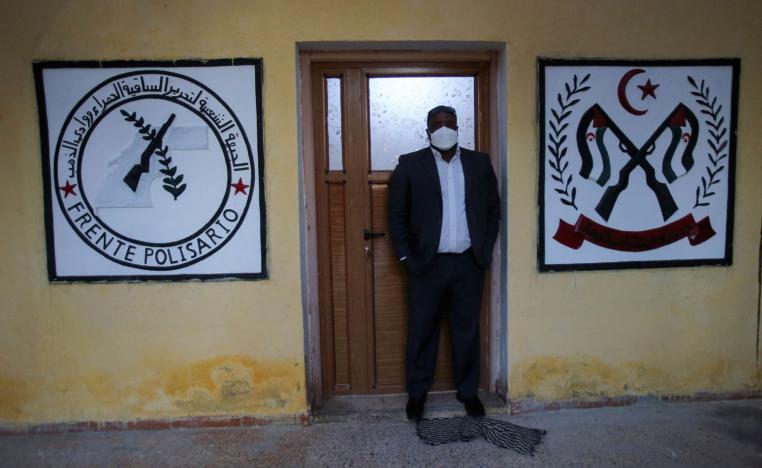 حارس أمام مكتب لجبهة بوليساريو في تندوف