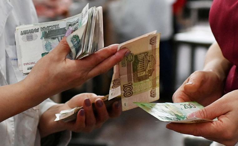 الروبل يتآكل مع استمرار الحرب