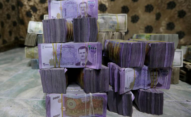 عملة سورية مكدسة لدى صراف في عزاز شمال سوريا
