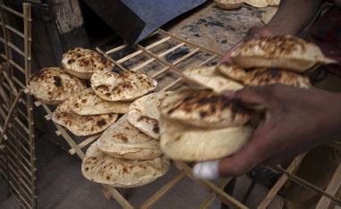 الحكومة المصرية خفضت وزن الرغيف المدعوم وتفكر حاليا في زيادة سعره