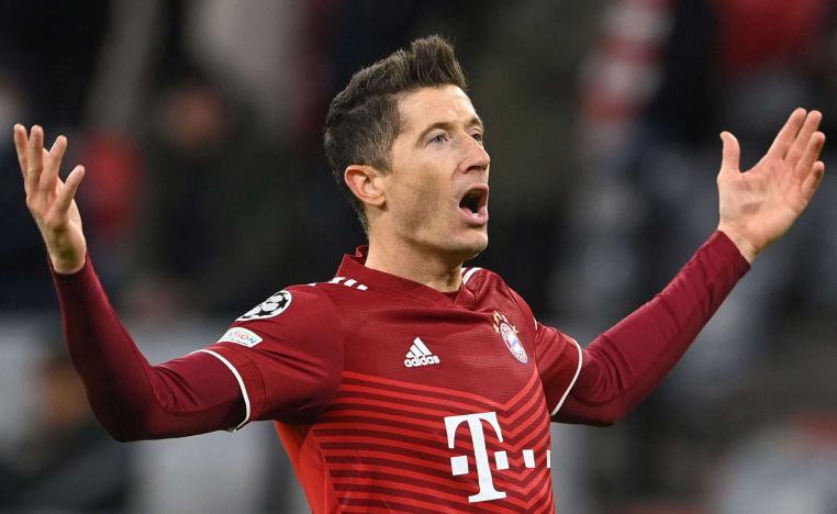 البولندي ليفاندوفسكي يمثل خطرا حقيقيا في منطقة جزاء الخصم